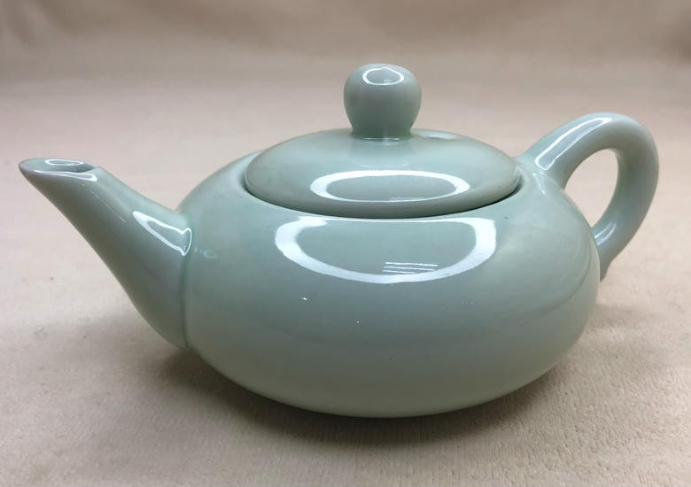 Керамический чайник "Кои" -180 мл. Керамический чайник "Кои" -180 мл.